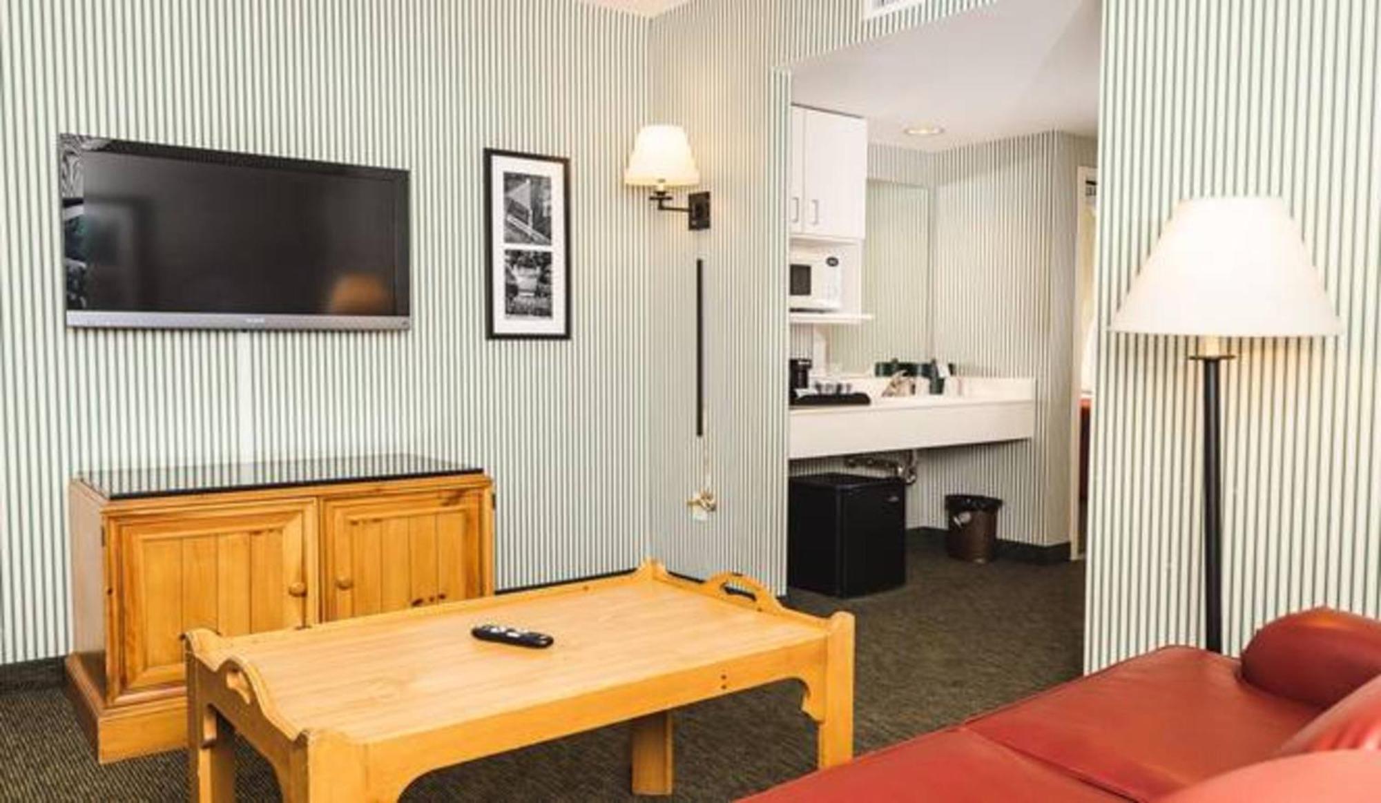 Woodlands & Suites, An Official Colonial